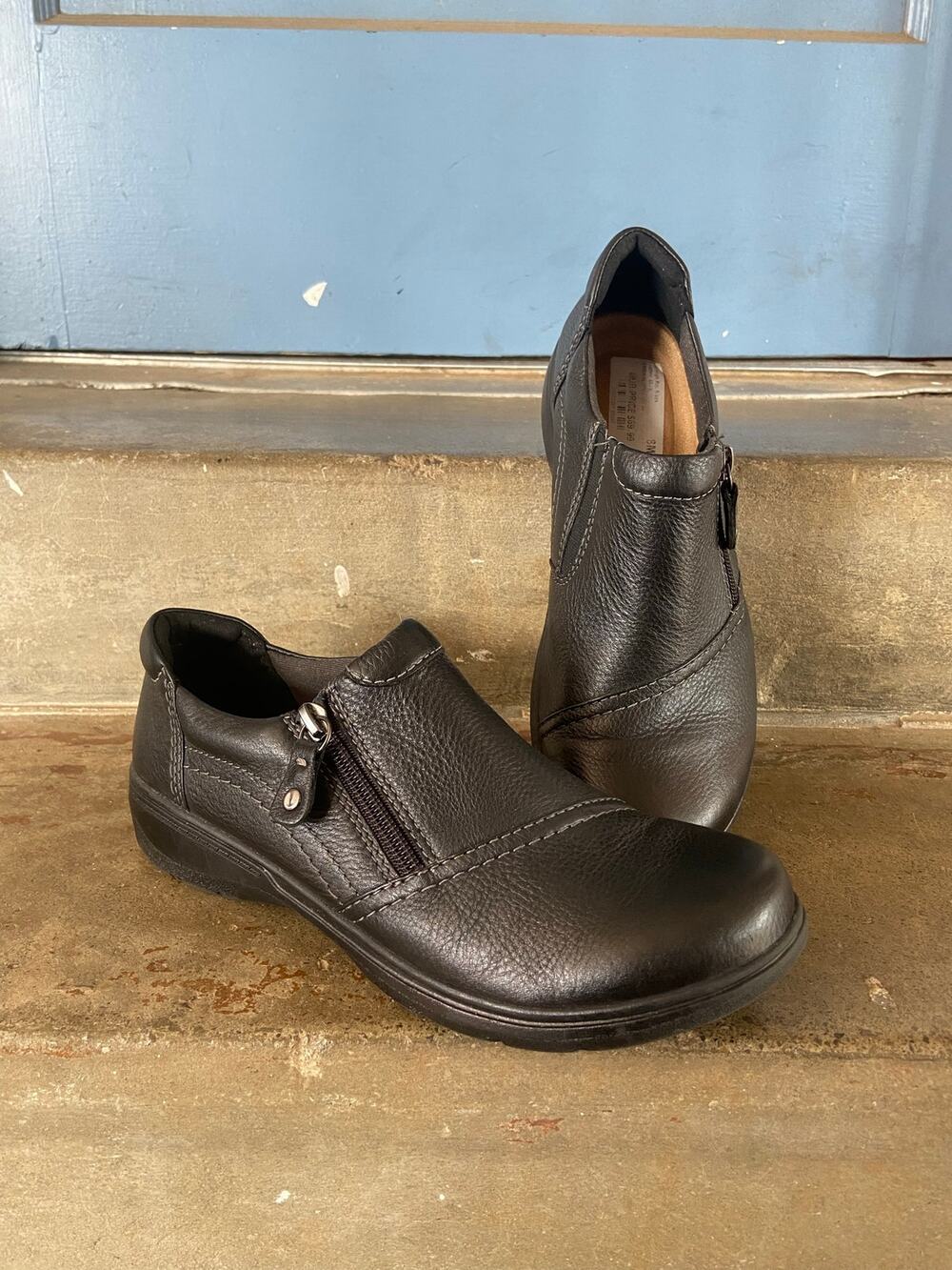 Clarks Carleigh Ray black leather shoes w/ round toe and side zipper
